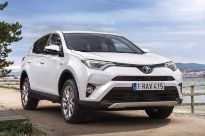 El RAV4 Hybrid se convierte en el primer ‘todocamino’ de Toyota que combina motor de combustión con elécrtrico.