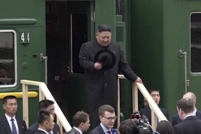 Kim Jong-un baja del tren en la estación de Jasán, en suelo ruso, este miércoles.