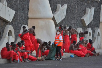 Imagen de un grupo de migrantes en El Hierro. GERMERT FINOL