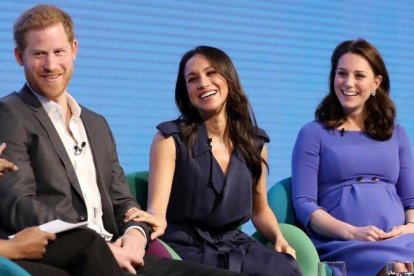 El príncipe Enrique junto a Meghan Markle y Kate Middleton, en un acto benéfico.