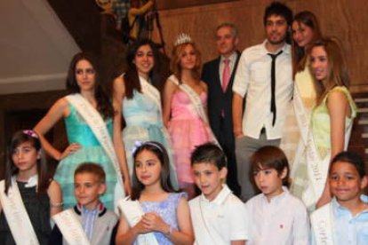 El alcalde y Dani Martínez posan con la Reina, las Damas, el Príncipe y la Princesa de las fiestas.