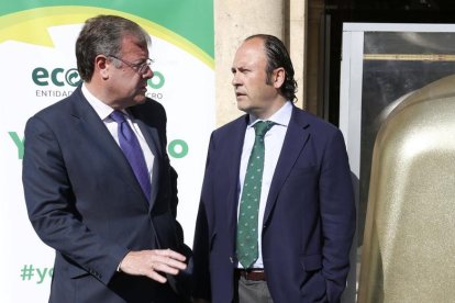 Antonio Silván en un acto público hoy con el gerente de zona de Ecovidrio, Eloy Garicano.