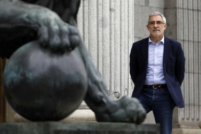 Gaspar Llamazares en la puerta de los Leones del Congreso.