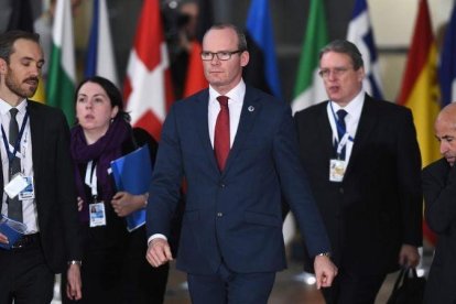 Coveney (centro), en una cumbre europea en Bruselas.