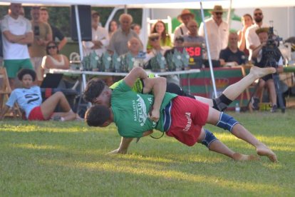 David Riaño en su duelo ante Fernando Rodríguez dentro de la categoría de ligeros. ÁLVARO QUIÑONES