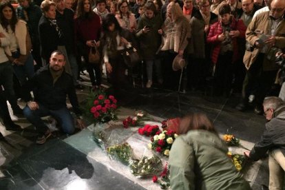 Los franquistas que han acudido a la misa de este domingo en el Valle de los Caídos se arremolinaban en torno a la tumba de Franco, en la trasera del altar de la basílica. Agentes de la Guardia Civil han tenido que intervenir al mediodía de este domingo e