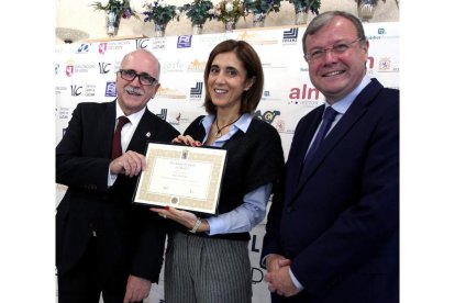 Ariba, cuadro de honor de los galardonas por la Casa de León en Madrid; el evento reúne a leoneses en la capital de España en una cita ya tradicional. RAQUEL P. VIECO