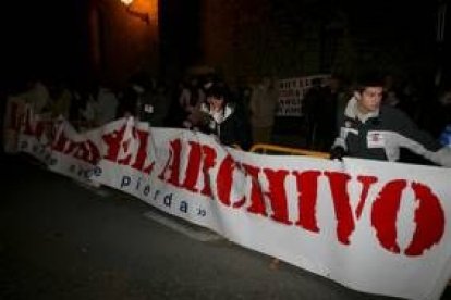 Los jóvenes del PP se manifestaron contra el traslado del Archivo