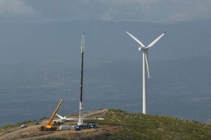 Imagen de archivo de la instalación de un aerogenerador en el Manzanal. I. DE LA MATA