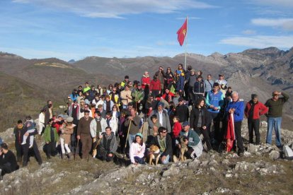 Casi doscientas personas ascendieron al mirador, a 1.500 metros de altitud, para apreciar toda la belleza del valle.