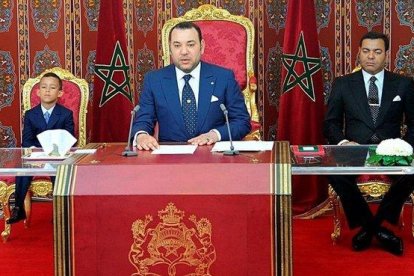 El rey Mohamed VI (centro),   junto a su hijo y principe heredero, Mulay Hasan (izquierda) y su hermano Mulay Rachid,  durante un discurso televisado la pasada semana.