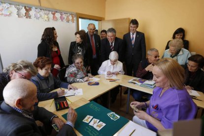 Al la izquierda, el secretario de Estado y el alcalde con los usuarios del aula de alzhéimer; a la derecha saludan a varias personas durante la inauguración. JESÚS F. SALVADORES