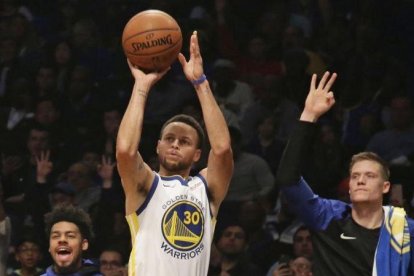 Curry en la victoria de los Golden State Warriors ante Brooklyn Nets.