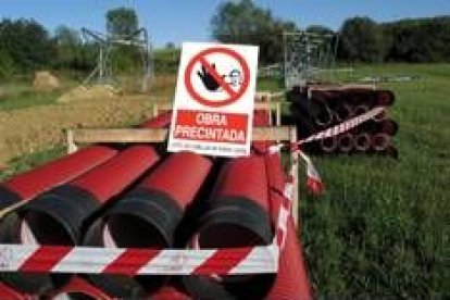 Un cartel recuerda que las obras de la alta tensión han sido precintadas por el Ayuntamiento