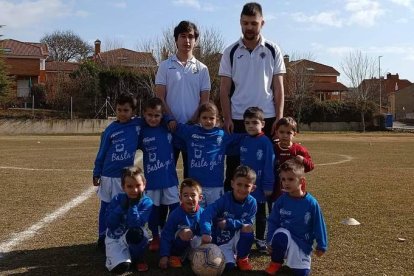 Los futbolistas Mateo, Hugo, Leire, Samuel, Yago (de izquierda a derecha de pie), Sergio, Lucas, Rubén y Jorge (abajo), junto a los entrenadores Vlad y Koke, componen el equipo del Sport Bernesga de la Liga Debutantes. DL