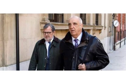 El empresario, a la derecha, entra en la Audiencia acompañado por su abogado. MARCIANO PÉREZ