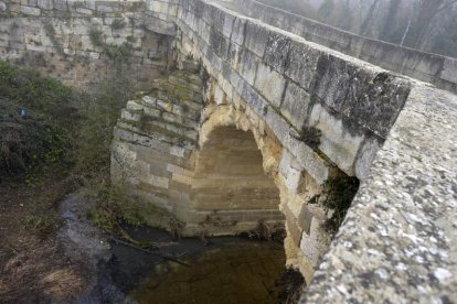 El Puente Canto, en Sahagún, se encuentra en avanzado estado de deterioro. ACACIO