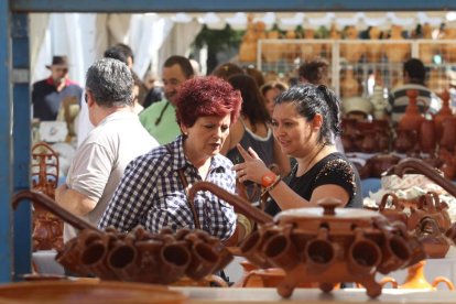 La feria de la cerámica, ayer en su apertura, permanecerá en el Campo de la Cruz hasta el lunes.