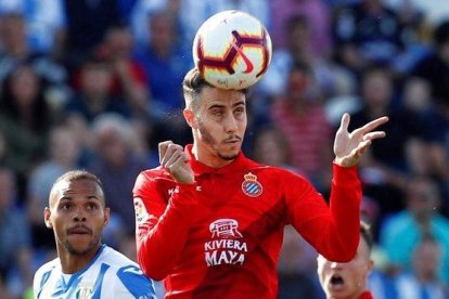 Mario Hermoso cabecea un balón en un partido del Espanyol.