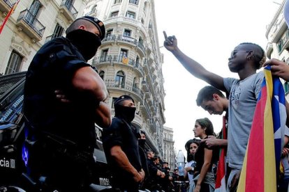 Mossos ante una protesta delante de una comisaría de policía. CÁRDENAS