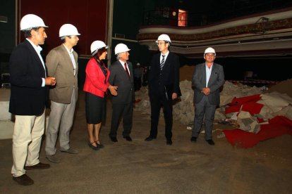 Simón, Gallego, Alonso, Álvarez, Sánchez y Arias visitaron ayer el teatro.