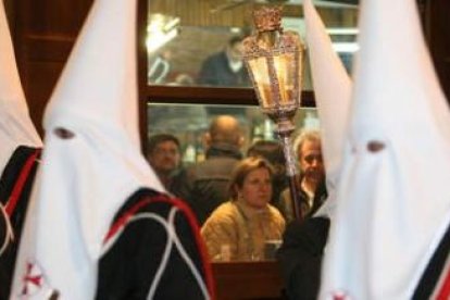 Desde el bar, contemplando el paso de la procesión, la banda del Santo Sepulcro.