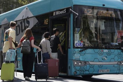 Pasajeros a punto de tomar rumbo a un aeropuerto. efe