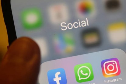 Una pantalla de un móvil con iconos de redes sociales, AGENCIAS