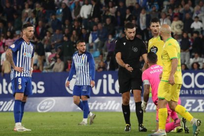 Mackay y Paris Adot reclaman fuera de juego en la acción del 1-0. AFB