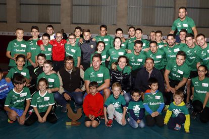 El equipo de la Montaña, como muestra la imagen, conquistó el prestigioso corro frente a la Ribera. MARCIANO PÉREZ