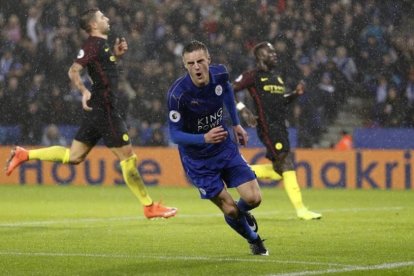 Jamie Vardy celebra su tercer gol ante el Manchester City.