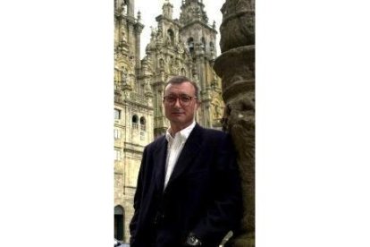 El escritor Arturo Pérez-Reverte en la Plaza del Obradoiro de Santiago