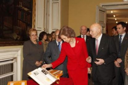 La Reina Doña Sofía observa el atlas durante la presentación