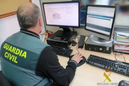 Un agente de la Guardia Civil contra los delitos de estafa en Internet. SUBDELEGACIÓN DEL GOBIERNO