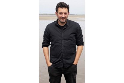 El escritor Mikel Santiago, en la playa de la localidad de Skerries (Irlanda)