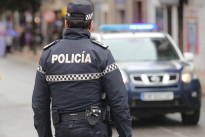 Un agente de la Policía Municipal de Ponferrada. L. DE LA MATA