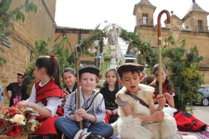 Los niños ataviados para la ocasión son los acompañantes de la Pastorcica.