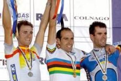 Alejandro Valverde, Igor Astarloa y Peter Van Petegem, en el podio