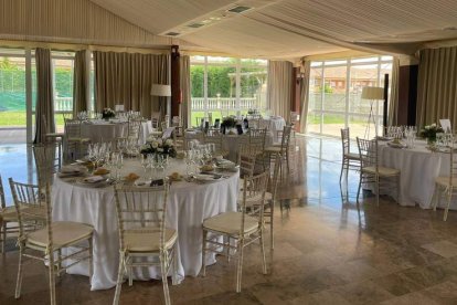 Un salón luminoso y amplio, con salida a los jardines, se convierte en la joya de la corona del Hotel Arva Santiago. DL