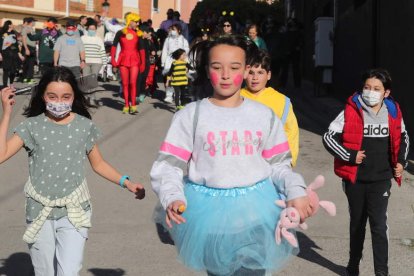 Un momento del desfile de ayer en Cacabelos. ANA F. BARREDO