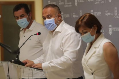 Javier Morán, Gerardo Álvarez Courel y Beatriz Anievas, en la comparecencia de ayer. L. DE LA MATA