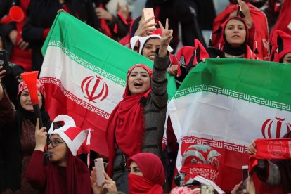 Invitadas o camufladas, la experiencia de las iraníes en los estadios