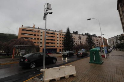 Una de las cámaras ya instaladas para vigilar los accesos a la Zona de Bajas Emisiones, en una imagen reciente. ANA F. BARREDO