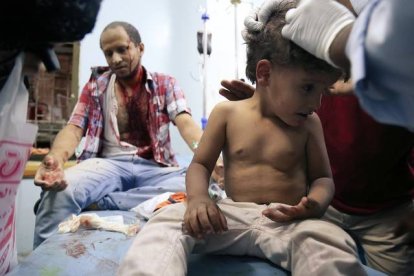 Un niño yemení recibe tratamiento tras resultar heridos en los combates.