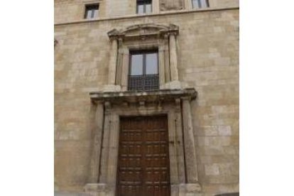 Entrada de la colegiata para el Museo Bíblico y Oriental