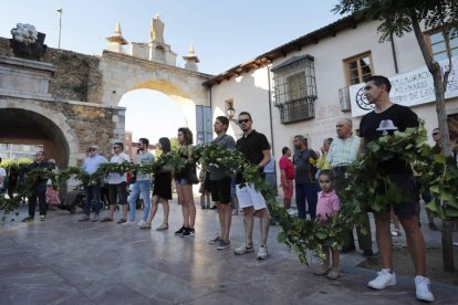 El acto que homenajea al barrio de Santa Marina retomó la tradición del enramado. JESÚS F. SALVADORES