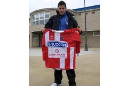 Javier Recamán porta la camiseta que hoy lucirá la Deportiva en Oviedo