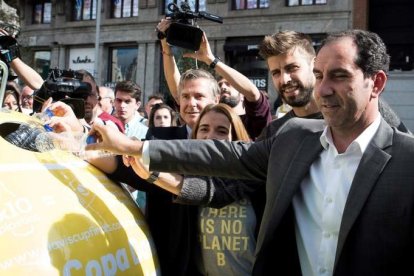 Piqué y Albert Costa, durante la presentación ayer de la campaña. LUCA PIERGOVANNI