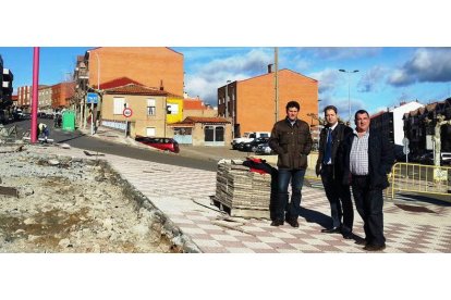 El alcalde, con los concejales responsables de la obra, en la intersección entre la Calle Real y la carretera León-Collanzo.