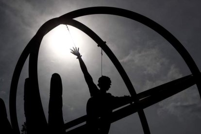 Sol y sombra en el monumento al trabajo de Paracuellos del Jarama. SEBASTIÁN MARISCAL